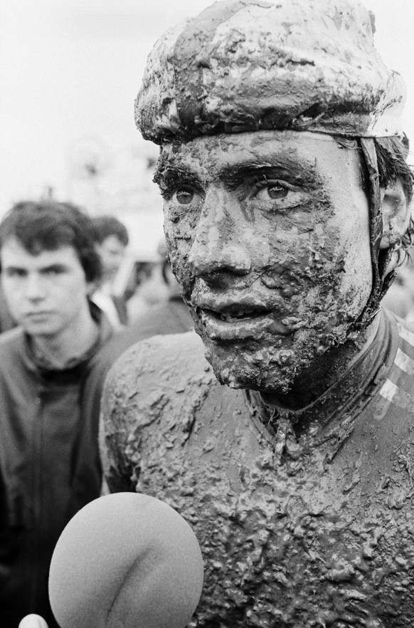 Der Sieger Pascal Richard, sichtlich gezeichnet vom Rennen an der Radquer-WM in Haegendorf, aufgenommen am 31. Januar 1988. (KEYSTONE/Str)