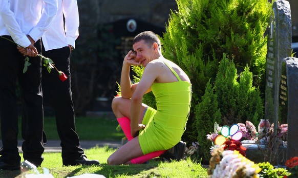 Dundee, Schottland, 2009: Barry Delaney in einem unheimlich hässlichen Kleid auf der Beerdigung seines besten Freundes Kevin Elliot.