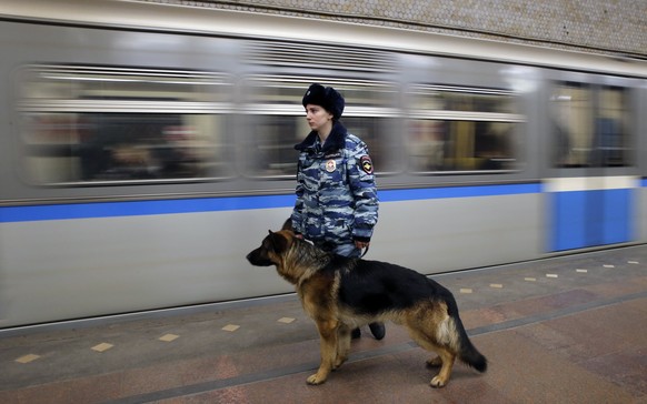 epaselect epa05887395 A Russian police officer with a dog checks the metro station in Moscow, Russia, 04 April 2017. Security measures were tightened in Moscow&#039;s metro after a blast in St. Peters ...