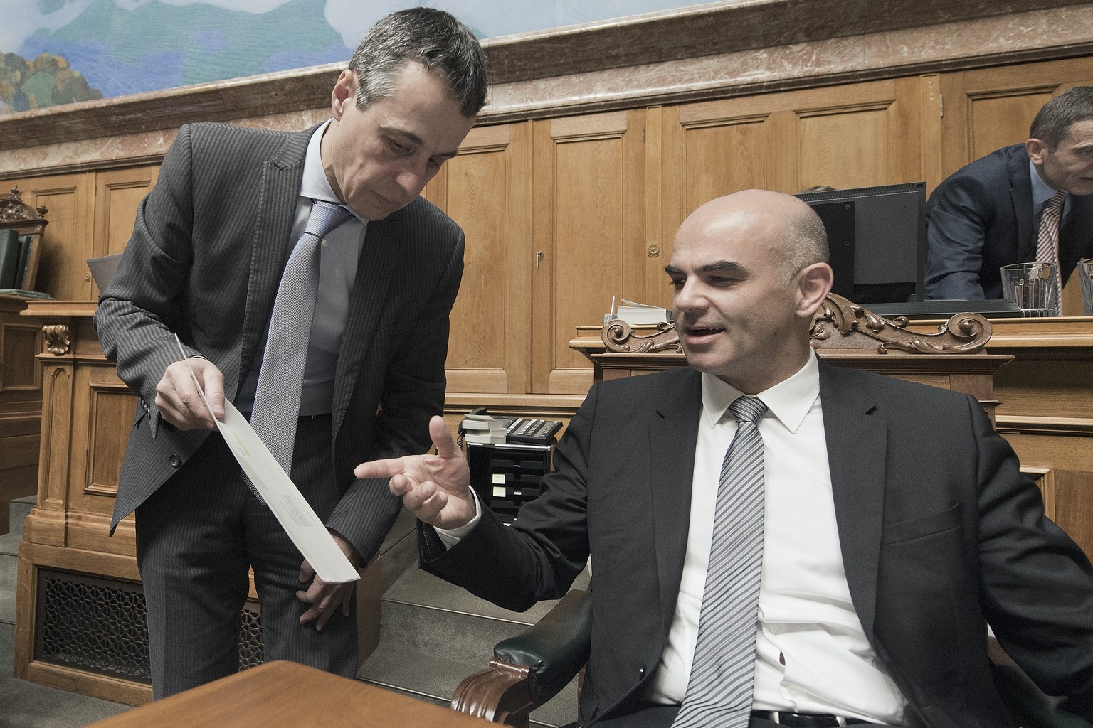 Der Tessiner FDP-Nationalrat&nbsp;Ignazio Cassis (links) mit dem Gesundheitsminister Alain Berset im Nationalratssaal in Bern.