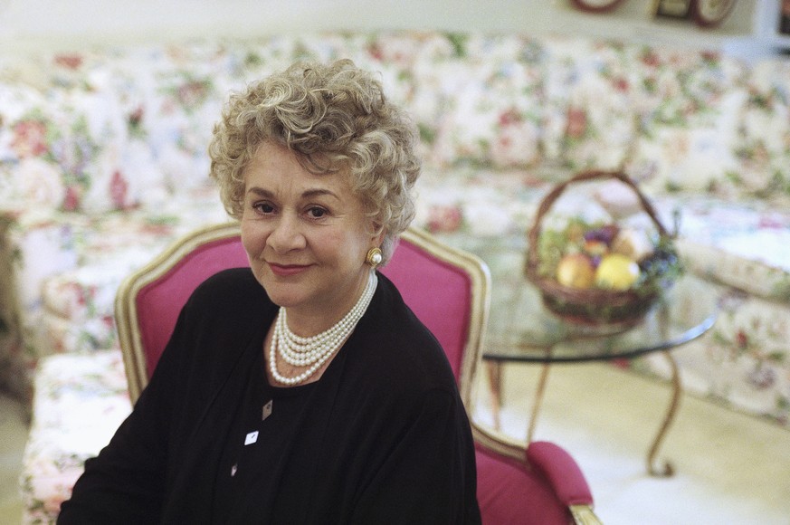 Nachrichten Linkding FILE - Actress Joan Plowright poses for a portrait at a New York hotel on May 4, 1999. (AP Photo/Suzanne Plunkett, File)