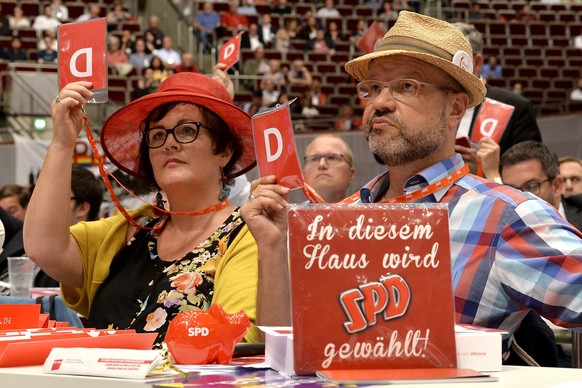 epa06049567 Delegates vote during the extraordinary federal party conference of the SPD at the Westfalenhalle in Dortmund, Germany, 25 June 2017. The SPD holds their extraordinary federal party conven ...