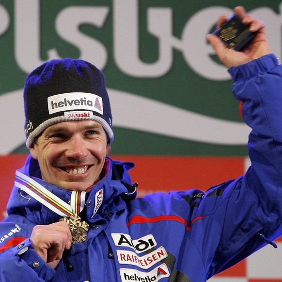 Switzerland&#039;s Super-G bronce medal winner Bruno Kernen celebrates during the medals ceremony of the World Alpine Ski Championships in Are, Sweden, Tuesday, February 6, 2007. (KEYSTONE/Alessandro  ...