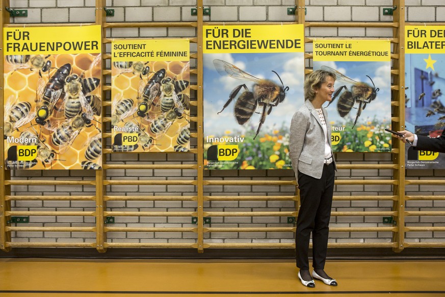 Fleissig wie die Bienen: Bundesrätin Eveline Widmer-Schlumpf vor den Wahlplakaten der BDP.
