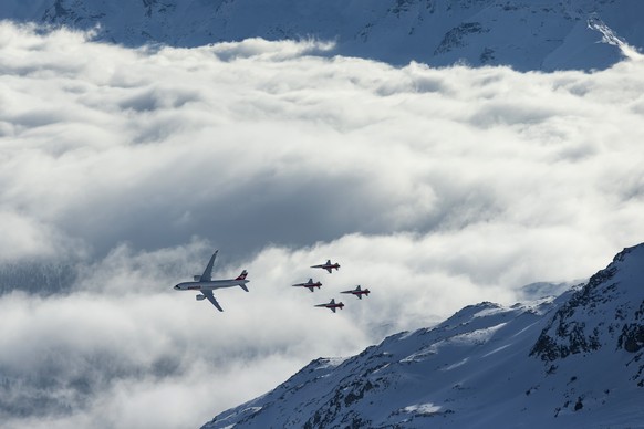 Patrouille Suisse with SWISS C-Series jet rehersal during the mens downhill training at the 2017 FIS Alpine Skiing World Championships in St. Moritz, Switzerland, Thursday, February 9, 2017. (KEYSTONE ...