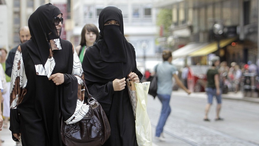 ZUR MELDUNG, DASS DER NATIONALRAT HEUTE NACHMITTAG UEBER EIN BURKAVERBOT DEBATTIEREN WIRD, STELLEN WIR IHNEN AM DIENSTAG, 13. SEPTEMBER 2016, FOLGENDES ARCHIVBILD ZUR VERFUEGUNG - Two veiled women wal ...