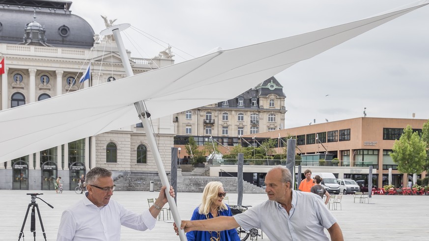 Zuercher Stadtrat Filippo Leutenegger (rechts) und Stadtingenieur Vilmar Kraehenbuehl (links) demonstrieren die Standhaftigkeit der ersten Sonnenschirme, welche fuer eine zweimonatige Testphase auf de ...