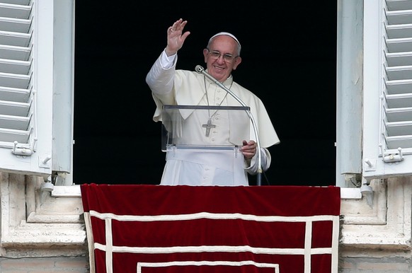 Pope Francis waves as he leads the Angelus prayer in Saint Peter&#039;s Square at the Vatican August 14, 2016. REUTERS/Max Rossi