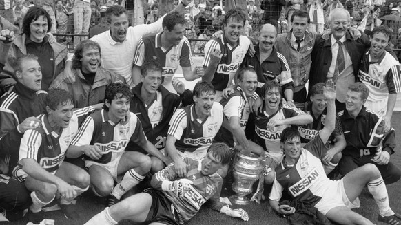 Die Mannschaft von GC mit Thomas Bickel, 7. von links, jubeln am 4. Juni 1990 nach dem gewonnenen Cupfinal zwischen GC und Neuenburg Xamax mit dem Pokal im Wankdorf-Stadion in Bern, Schweiz. GC gewinn ...