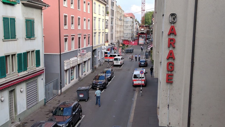 Die Stadtpolizei Zürich bestätigt einen Einsatz an der Langstrasse mit mehreren Verletzten.