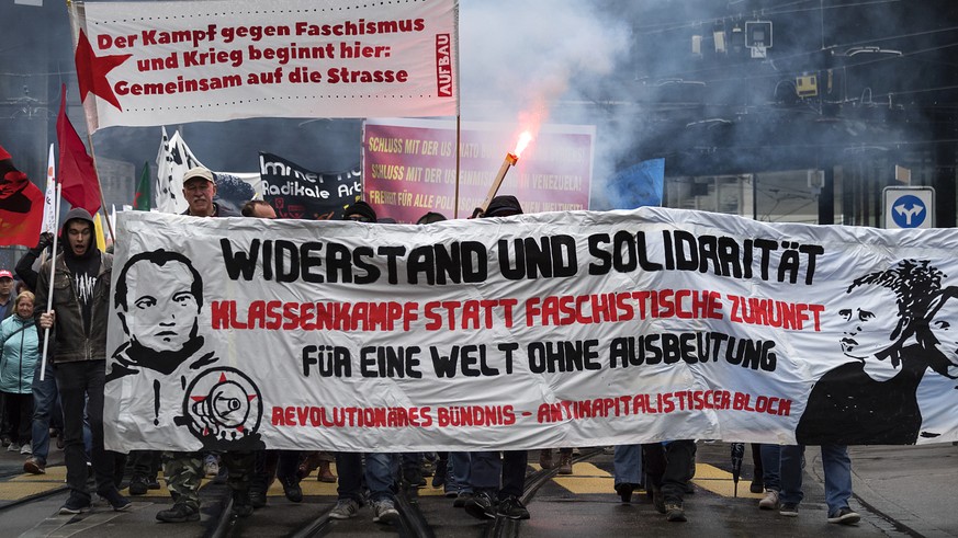 Ein Demonstrationszug bewegt sich durch Basel am Montag, 1. Mai 2017, am Tag der Arbeit. (KEYSTONE/Georgios Kefalas)