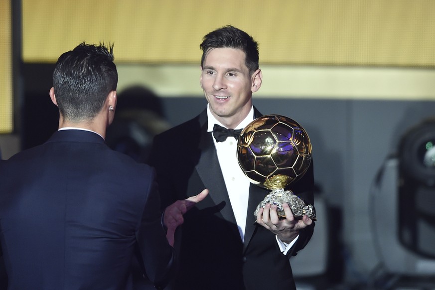 JAHRESRUECKBLICK 2016 - SPORT - Argentina&#039;s Lionel Messi, right, speaks with Portugal&#039;s Cristiano Ronaldo, left, after winning the FIFA Men&#039;s soccer player of the year 2015 prize during ...
