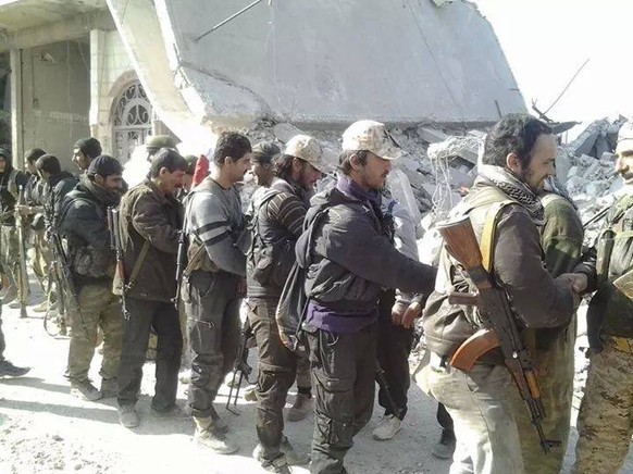 Am Tag zuvor schoss der Journalist dieses Bild: Kämpfer der YPG gratulieren sich gegenseitig zum Sieg gegen den IS.&nbsp;