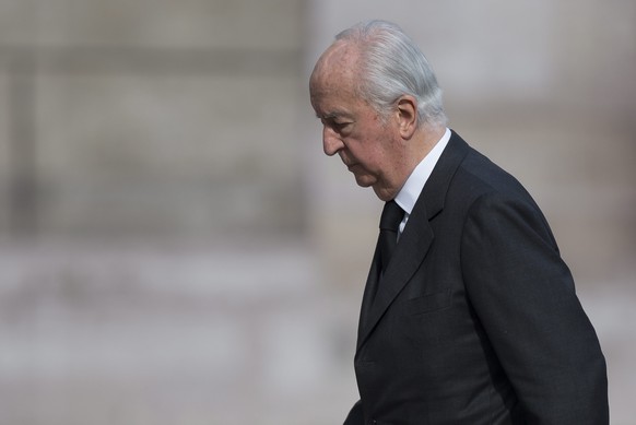 epa04828812 Former French Prime Minister Edouard Balladur arrives for the funeral ceremony of former minister of Interior Charles Pasqua held at the Chapelle des Invalides, in Paris, France, 03 July 2 ...