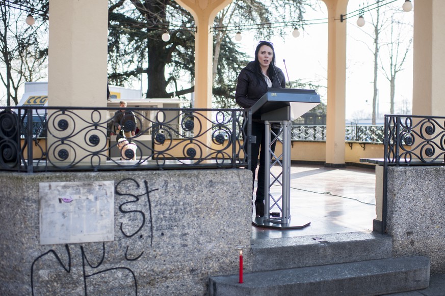 Die Schriftstellerin Zoe Jenny spricht an der Mahnwache fuer die getoeteten Flaacher Geschwister und fordert die Entmachtung der KESB am Freitag, 13. Maerz 2015, in Zuerich. (KEYSTONE/Ennio Leanza)