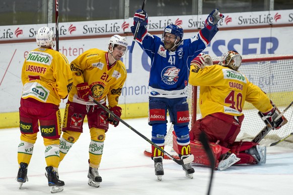 ZSC Lions Stuermer Patrick Thoresen feiert das 4-1 gegen SCL Tigers Verteidiger Matt Lashoff, von links, Yannick-Lennart Albrecht und Torhueter Damiano Ciaccio waehrend dem Eishockey-Meisterschaftsspi ...