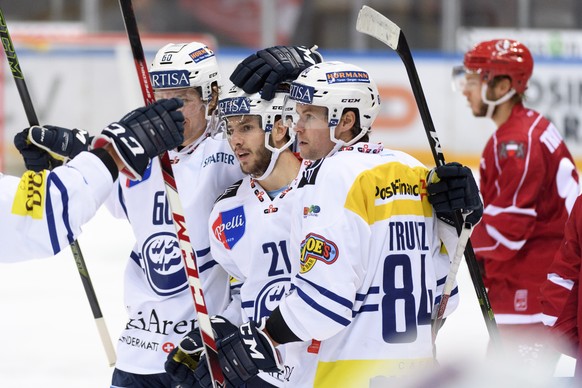 L&#039;attaquant tessinois Jason Fuchs, centre, celebre avec ses coequipiers Franco Collenberg, gauche, et Adrian Trunz, droite, le premier but lors du match du championnat suisse de hockey sur glace  ...