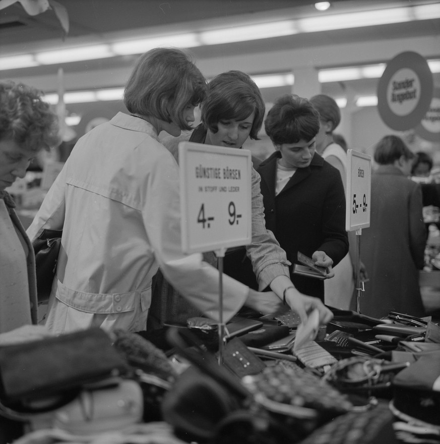 Einkaufen Willi
Fotograf:
Hofmann /comet
Titel:
Ausverkauf 
Beschreibung:

Datierung:
7/1966