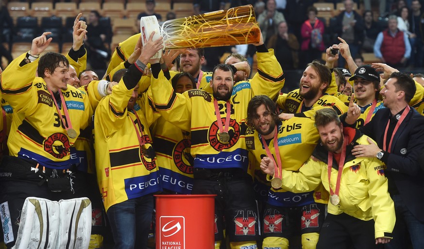 Berns Mannschaft feiert den Sieg zum Meistertitel und Captain Martin Pluess, Mitte, stemmt den Pokal in die Hoehe nach dem fuenften Eishockey Playoff-Finalspiel der National League A zwischen dem HC L ...