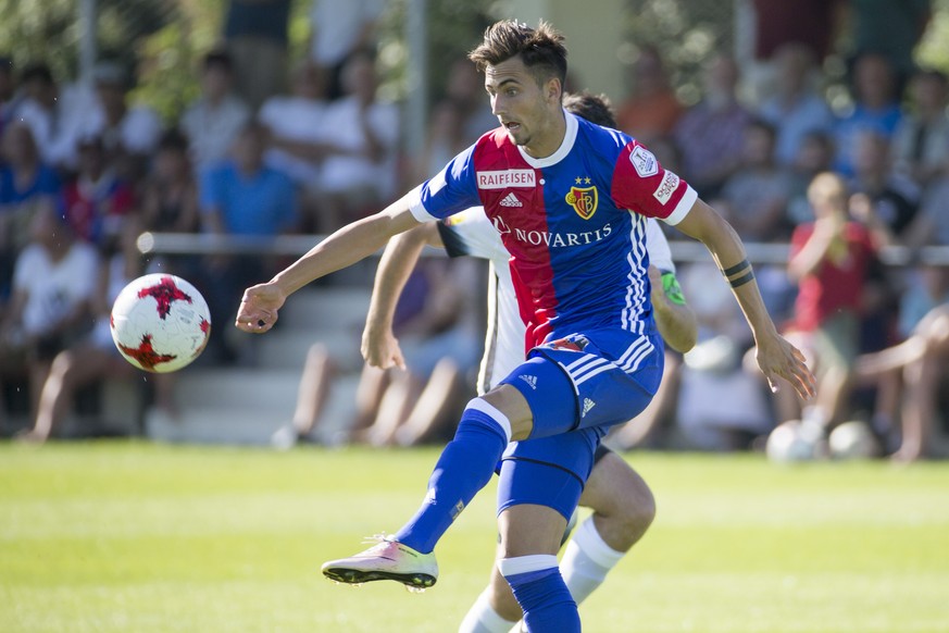 Der Basler Dominik Schmid in Aktion im Fussball Freundschaftsspiel zwischen dem FC Basel 1893 und FC Wil in Basel, am Mittwoch, 5. Juli 2017. (KEYSTONE/Patrick Straub)