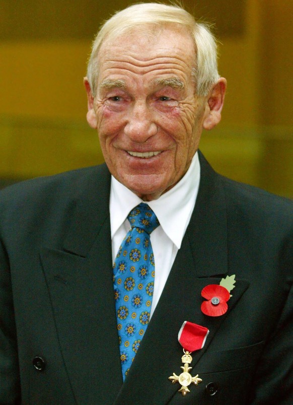epa03793353 (FILES) A file photo dated 1 November 2004 of German born goalkeeper Bernd &#039;Bert&#039; Trautmann after he received the honorary title of Officer of the British Empire in Berlin, Germa ...