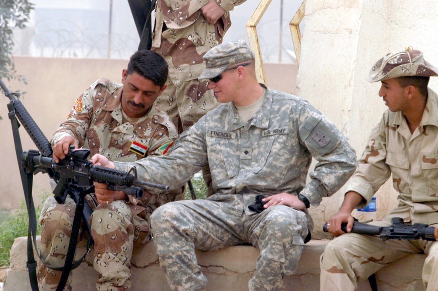 Ein amerikanischer «Militärberater» beim Fachsimpeln mit irakischen Soldaten.