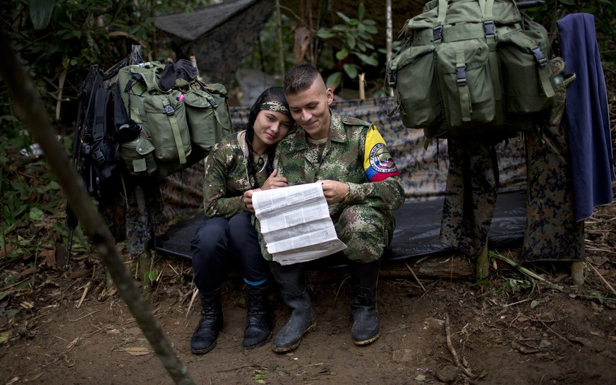 Zwei Kämpfer der kolumbianischen FARC-Guerilla in einem geheimen Versteck in der Region Antioquia.&nbsp;