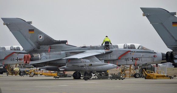 A technician works on a German Tornado jet at the air base in Incirlik, Turkey, January 21, 2016. REUTERS/Tobias Schwarz/Pool