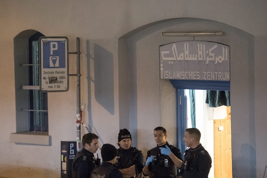 epa05682604 Policemen secure the entrance of the Islamic center after a shooting in Zurich, Switzerland, 19 December 2016. Three people were injured at the shooting near Zurich&#039;s main railway sta ...