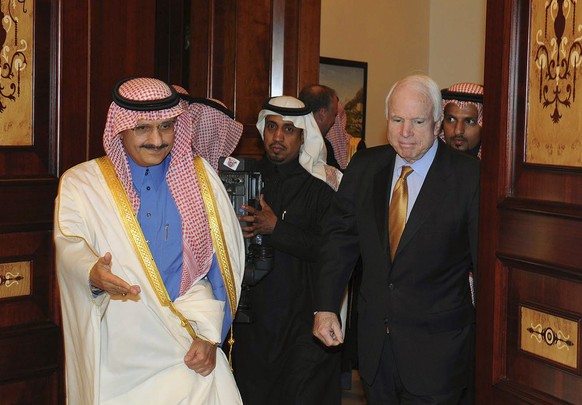 Salman entliess unter anderem Geheimdienstchef Prinz Chalid bin Bandar bin Abdul Asis al-Saud (links) ...