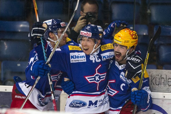 EHC Kloten Stuermer Denis Hollenstein, vorn rechts, feiert seinen Siegestreffer zum 2-1 neun Sekunden vor Spielende mit seinen Mitspielern Tomi Sallinen und Mattias Baeckman (Backman) waehrend dem Eis ...