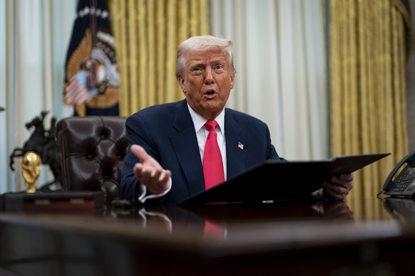 Nachrichten Linkding epa11945953 US President Donald Trump speaks in the Oval Office of the White House in Washington, DC, USA, 06 March 2025. Trump signed executive orders to pause tariffs on USMCA trade from Canada and  ...