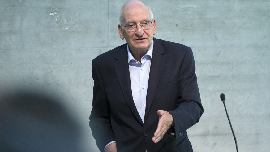 Alt-Bundesrat Pascal Couchepin spricht bei einer Europadebatte der NEBS (Neue Europaeische Bewegung Schweiz), am Samstag, 18. Oktober 2014, in Fribourg. (KEYSTONE/Peter Klaunzer)