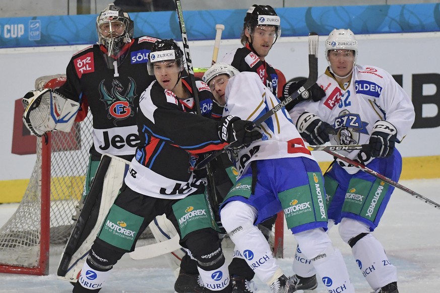 Die Fribourger Torhueter Benjamin Conz, Yannick Rathgeb und Anton Gustafsson, von links, und die Zuger Jarkko Immonen und Sven Senteler, von rechts, kaempfen um den Puck im Swiss Ice Hockey Cup 1/4 Fi ...