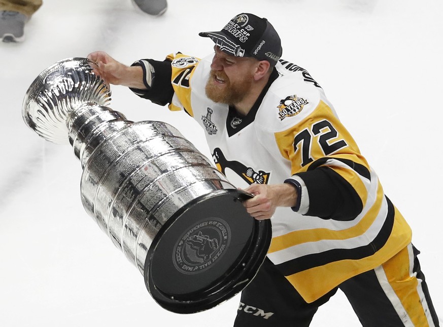 Pittsburgh Penguins&#039; Patric Hornqvist (72), of Sweden, hoists the Stanley Cup after defeating Nashville Predators in Game 6 of the NHL hockey Stanley Cup Final, Sunday, June 11, 2017, in Nashvill ...