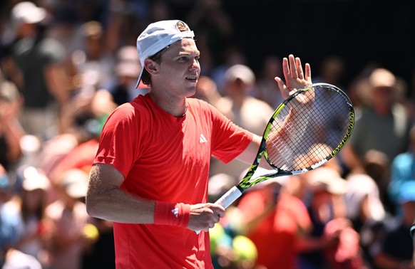 Nachrichten Linkding epa11821190 Alex Michelsen of USA celebrates after defeating Stefanos Tsitsipas of Greece during the Men's Singles first round match at the Australian Open tennis tournament in Melbourne, Austral ...