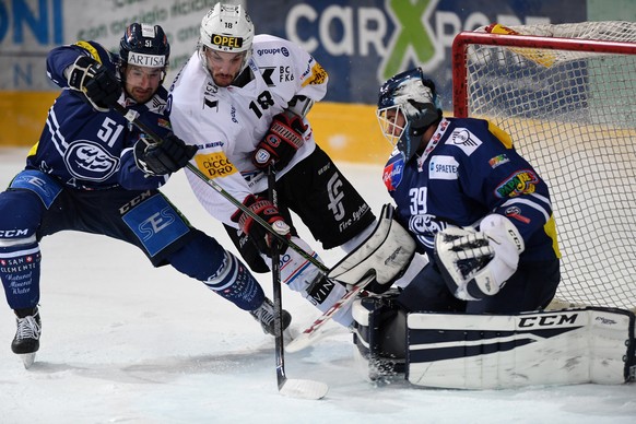 Ambri&#039;s Sven Berger, Fribourg&#039;s John Fritsche and Ambri&#039;s goalkeeper Sandro Zurkirchen, from left, during the preliminary round game of National League A (NLA) Swiss Championship 2016/1 ...