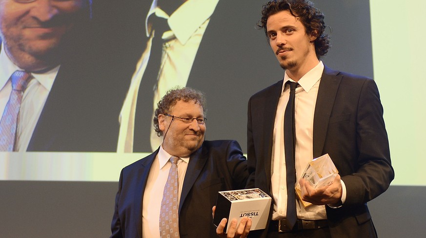 Roman Wick mit der Trophäe für den wertvollsten Spieler der Saison.