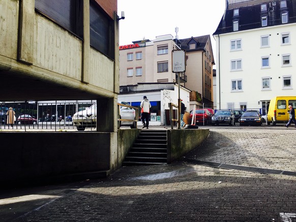 Zwei Besucher verlassen den Vorplatz.