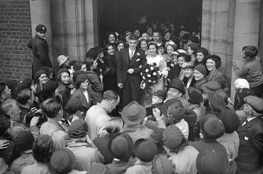 Nachrichten Linkding Charlton s goalkeeper married just before match. Just before playing for Charlton in their match with Middlesbrough, Sam Bartram, the goalkeeper, was married to Miss Helen Richards, Lady Grace Church, ...