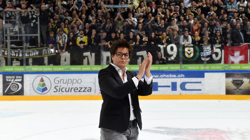 Vicky Mantegazza, Praesidentin des HC Lugano, bedankt sich bei den Fans nach dem fuenften Eishockey Playoff-Finalspiel der National League A zwischen dem HC Lugano und dem SC Bern am Dienstag, 12. Apr ...