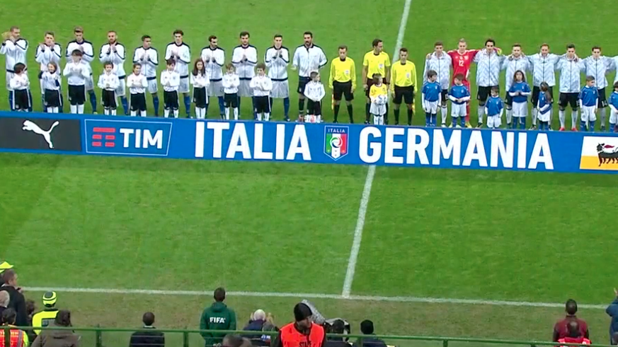 Die Italiener beklatschen die deutsche Hymne, die Deutschen singen munter mit.