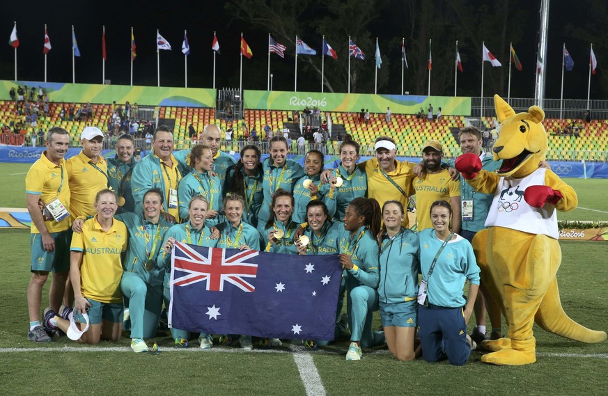2016 Rio Olympics - Rugby - Women&#039;s Gold Medal Match Australia v New Zealand - Deodoro Stadium - Rio de Janeiro, Brazil - 08/08/2016. Team Australia pose for photos with their gold medals. REUTER ...