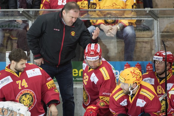 Langnaus Trainer Heinz Ehlers gibt Anweisungen, waehrend dem Eishockey-Meisterschaftsspiel der National League A zwischen den SCL Tigers und dem EHC Kloten, am Samstag, 14. Januar 2017, in Langnau. (K ...