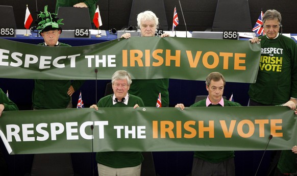 EU-skeptische Abgeordnete im Europaparlament (vorne rechts der heutige UKIP-Chef Nigel Farage) fordern eine Respektierung des irischen Nein.