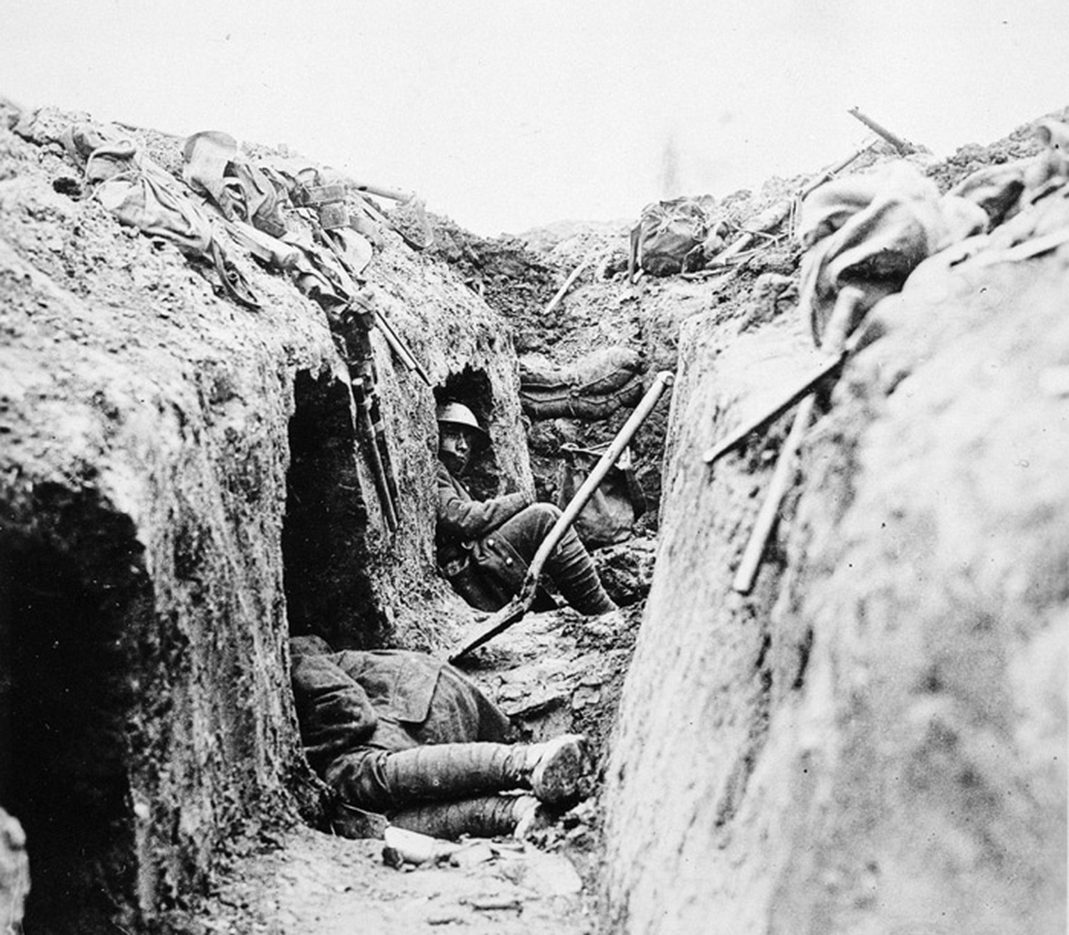 Kanadische Soldaten in französischen Schützengräben im Ersten Weltkrieg, 1917.