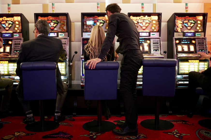 ZUM SWISS CASINO ZUERICH STELLEN WIR IHNEN HEUTE, DONNERSTAG, 12. OKTOBER 2015, FOLGENDES NEUES BILDMATERIAL ZUR VERFUEGUNG --- People play at slot machines at the Swiss Casino Zuerich in Zurich, Swit ...