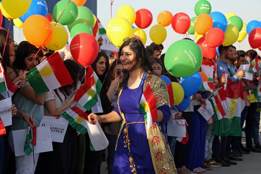 epa06234751 People hold balloons to protest against the flight ban at Erbil International Airport in Erbil, Iraq, 29 September 2017. The Iraqi government has imposed a ban on international flights in  ...