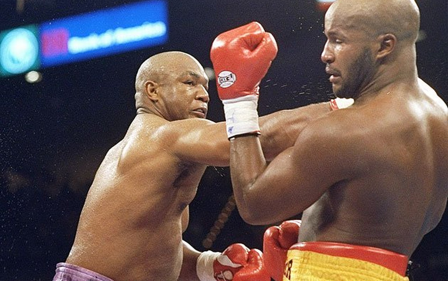 Der 45-jährige George Foreman verpasst Michael Moorer eine rechte Cross.