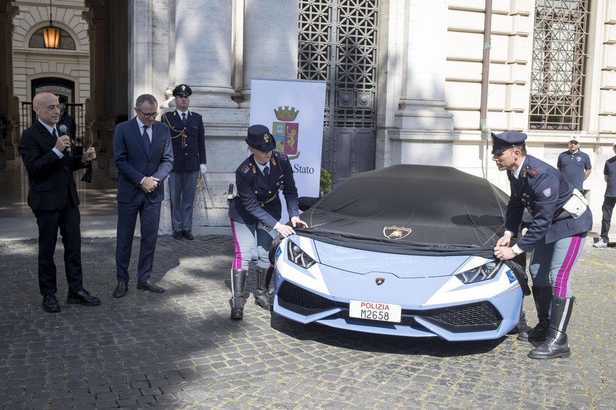 epa05878794 Italian Interior Minister Marco Minniti (L) and Chairman and Ceo of Lamborghini Stefano Domenicali (2-L) during the new Lamborghini Huracan presentation ceremony at the Interior Ministry i ...